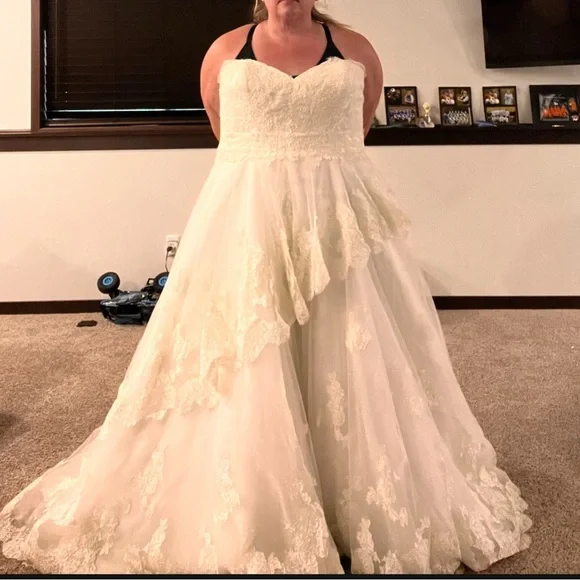 Essense of Australia Wedding Dress D1410 - Picture 2 of 11